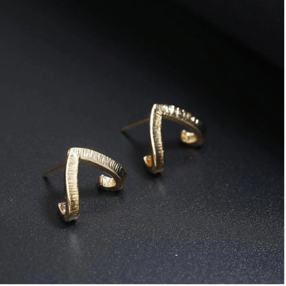 Triangular Wrap Stud Geometric Minimalist Earring - Picture 2 of 4